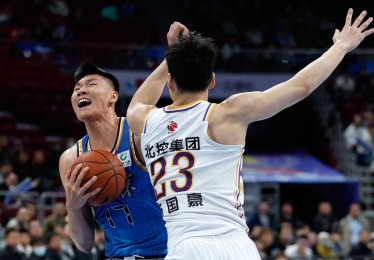 华体会体育app专题报道：深入剖析篮球联赛中明星球员在激烈对抗中的临场反应与技术细节