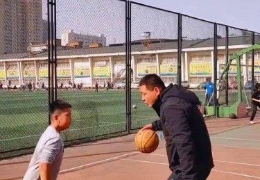 华体会体育官网独家解析：聚焦篮球联赛中明星球员的表现、教练战术调整及球队协同作战的秘诀