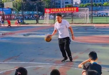 华体会体育全景呈现：关注篮球运动中教练智慧、球员个人能力及团队协作如何塑造冠军阵容