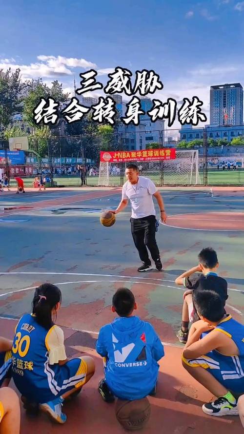 华体会体育全景呈现:关注篮球运动中教练智慧、球员个人能力及团队协作如何塑造冠军阵容