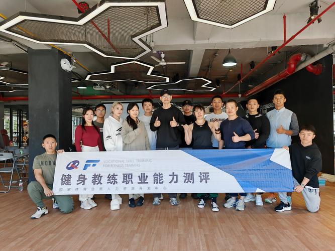 华体会体育平台全景呈现:从教练到球员,深度探讨如何通过团队协作实现赛场内外的共同进步