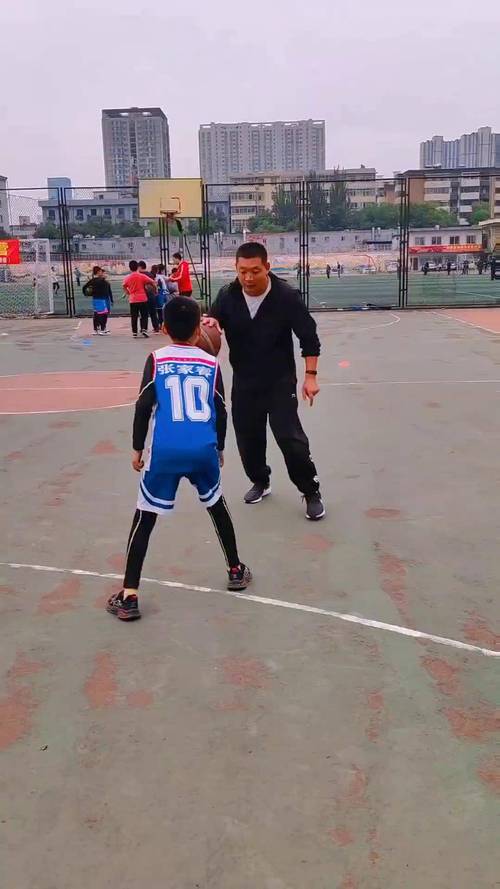 华体会体育官网深度解析:聚焦篮球比赛中裁判、教练与球员在高强度对抗下的临场决策