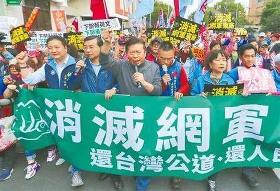 「不放弃每个球:华体会体育官网 致敬守备端全力冲刺接杀的头部扑垒画面屡成经典剪影」